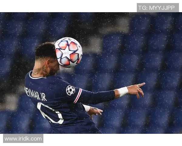 曼联在欧冠激战中逆转巴黎展现足球明星的辉煌与团结精神